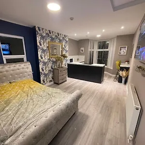 Selection Of Stylish Within Walking Distance Of City Centre Apartment Cardiff
