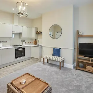 Host & - Normanby Terrace Apartment